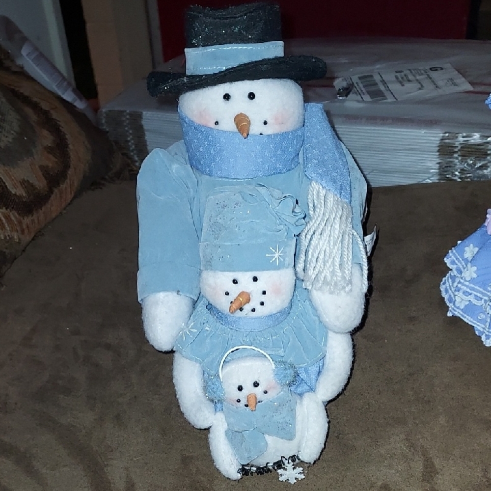 Adorable Plysh Snowman Family Figurine. 10" - Picture 1 of 8